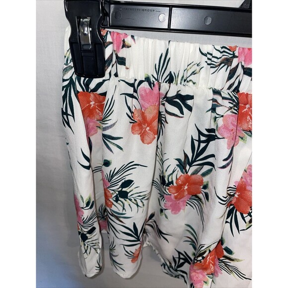 Madden NYC Hot Pants Women’s Size Small White Floral Elastic Waist 24 Inseam 2 - Picture 5 of 12